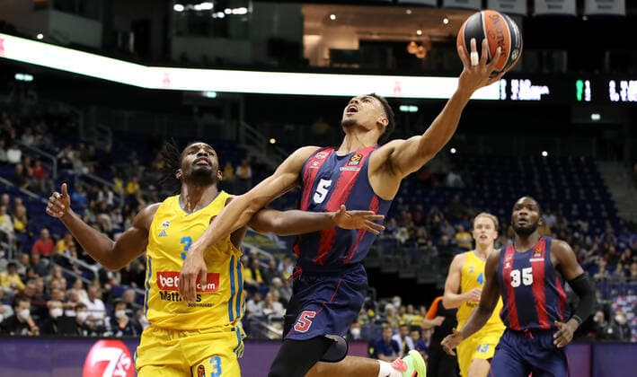 Jaleen Smith, Wade Baldwin Aktion Spielszene Zweikampf Basketball EuroLeague Herren Saison 2021 2022 14.10.2021 ALBA Berlin vs. Baskonia Vitoria Gasteiz