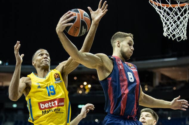 Basketball: EuroLeague, ALBA Berlin - Baskonia Vitoria-Gasteiz, 4. Spieltag, Mercedes-Benz Arena. ALBAs Louis Olinde (l) springt zum Korb gegen Tadas Sedekerskis von Saski Baskonia. ALBA Berlin - Saski Baskonia
