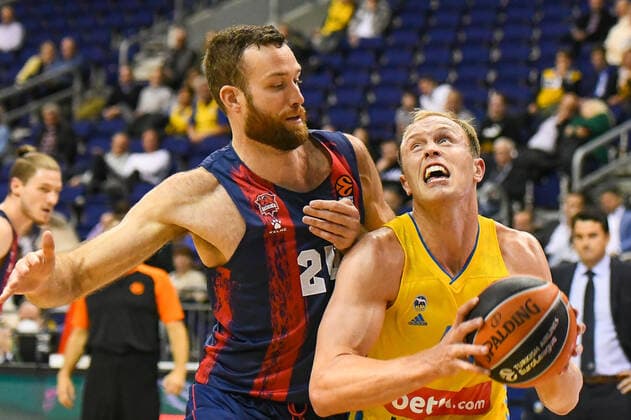 14.10.2021, xlakx, Basketball EuroLeague, Alba Berlin - BASKONIA VITORIA emspor, v.l. Matt Costello (Baskonia Vitoria Gasteiz No.24),Luke Sikma (Alba Berlin No.43) Berlin