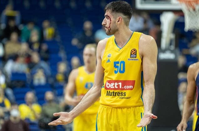 Basketball: EuroLeague, ALBA Berlin - Baskonia Vitoria-Gasteiz, 4. Spieltag, Mercedes-Benz Arena. ALBAs Yovel Zoosman blutet am Kopf. ALBA Berlin - Saski Baskonia
