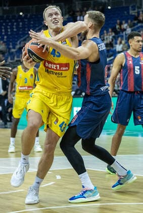 Basketball: EuroLeague, ALBA Berlin - Baskonia Vitoria-Gasteiz, 4. Spieltag, Mercedes-Benz Arena. ALBAs Luke Sikma (l) kaempft gegen Tadas Sedekerskis von Saski Baskonia um den Ball. ALBA Berlin - Saski Baskonia