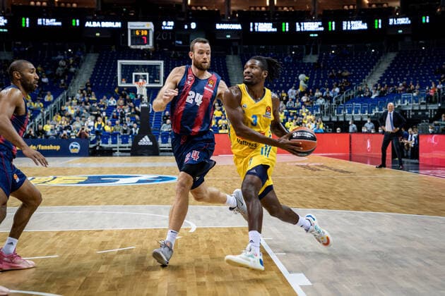 Basketball Berlin 14.10.2021 Saison 2021 2022 EuroLeague Regular Season Alba Berlin - Baskiona Vitoria-Gasteiz Jaleen Smith (Alba Berlin, No.03) Matthew Costello (Baskonia, No.24)