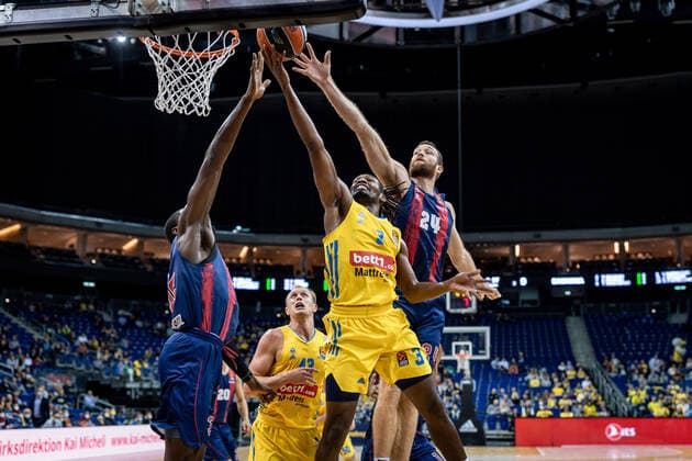 Basketball Berlin 14.10.2021 Saison 2021 2022 EuroLeague Regular Season Alba Berlin - Baskiona Vitoria-Gasteiz Jaleen Smith (Alba Berlin, No.03) Matthew Costello (Baskonia, No.24) Landry Nnoko (Baskonia, No.35)