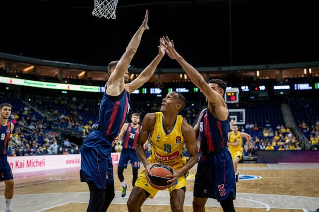 Sport Bilder des Tages Basketball Berlin 14.10.2021 Saison 2021 2022 EuroLeague Regular Season Alba Berlin - Baskiona Vitoria-Gasteiz Louis Olinde (Alba Berlin, No.19) Wade Baldwin (Baskonia, No.05) Rokas Giedraitis (Baskonia, No.31)