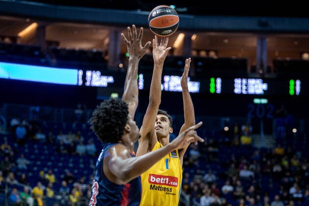 Basketball Berlin 14.10.2021 Saison 2021 2022 EuroLeague Regular Season Alba Berlin - Baskiona Vitoria-Gasteiz Oscar Da Silva (Alba Berlin, No.01) Steven Enoch (Baskonia, No.23)