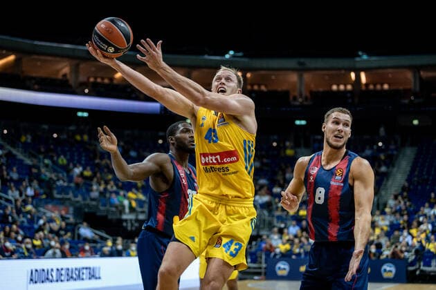 Basketball Berlin 14.10.2021 Saison 2021 2022 EuroLeague Regular Season Alba Berlin - Baskiona Vitoria-Gasteiz Luke Sikma (Alba Berlin, No.43) Tadas Sedekerskis (Baskonia, No.08) Landry Nnoko (Baskonia, No.35)