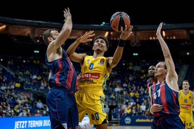 Basketball Berlin 14.10.2021 Saison 2021 2022 EuroLeague Regular Season Alba Berlin - Baskiona Vitoria-Gasteiz Maodo Lo (Alba Berlin, No.00) Matthew Costello (Baskonia, No.24) Arturs Kurucs (Baskonia, No.47)