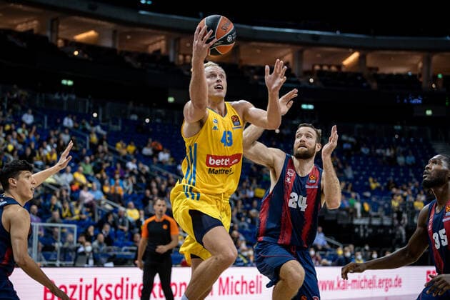 Basketball Berlin 14.10.2021 Saison 2021 2022 EuroLeague Regular Season Alba Berlin - Baskiona Vitoria-Gasteiz Luke Sikma (Alba Berlin, No.43) Matthew Costello (Baskonia, No.24)