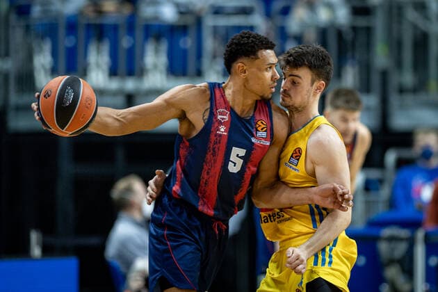 Basketball Berlin 14.10.2021 Saison 2021 2022 EuroLeague Regular Season Alba Berlin - Baskiona Vitoria-Gasteiz Wade Baldwin (Baskonia, No.05) Jonas Mattisseck (Alba Berlin, No.09)