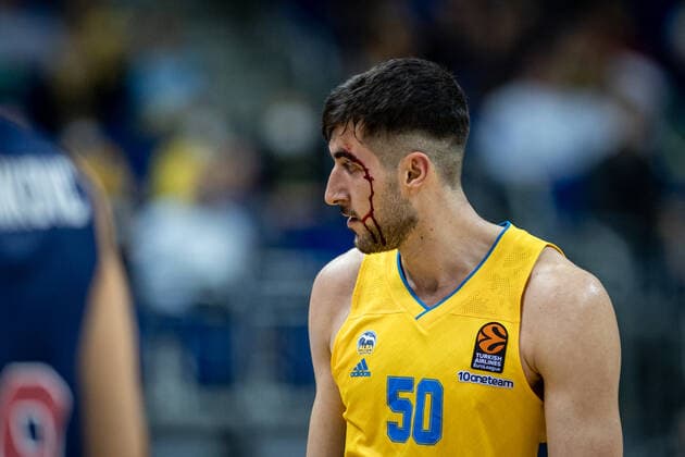 Basketball Berlin 14.10.2021 Saison 2021 2022 EuroLeague Regular Season Alba Berlin - Baskiona Vitoria-Gasteiz Javel Zoosman (Alba Berlin, No.50) Blut