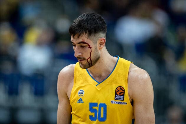 Basketball Berlin 14.10.2021 Saison 2021 2022 EuroLeague Regular Season Alba Berlin - Baskiona Vitoria-Gasteiz Javel Zoosman (Alba Berlin, No.50) Blut