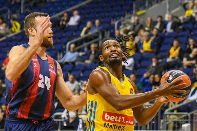 14.10.2021, xlakx, Basketball EuroLeague, Alba Berlin - BASKONIA VITORIA emspor, v.l. Matt Costello (Baskonia Vitoria Gasteiz No.24),Jaleen Smith (Alba Berlin No.3) Berlin