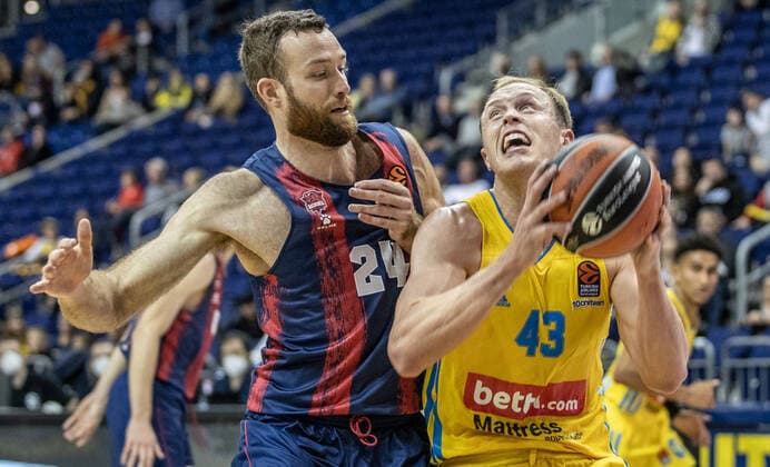 Basketball: EuroLeague, ALBA Berlin - Baskonia Vitoria-Gasteiz, 4. Spieltag, Mercedes-Benz Arena. ALBAs Luke Sikma (r) kaempft gegen Matthew Costello von Saski Baskonia um den Ball. ALBA Berlin - Saski Baskonia