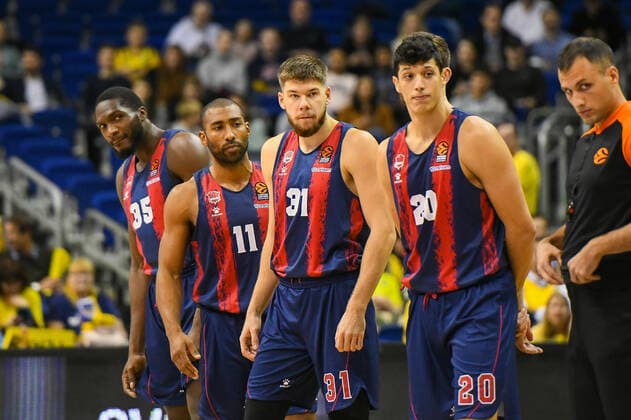 14.10.2021, xlakx, Basketball EuroLeague, Alba Berlin - BASKONIA VITORIA emspor, v.l.Landry Nnoko (Baskonia Vitoria Gasteiz No.35),Jayson Granger (Baskonia Vitoria Gasteiz No.11),Rokas Giedraitis (Baskonia Vitoria Gasteiz No.31),Simone Fontecchio (Baskonia Vitoria Gasteiz No.20) Berlin