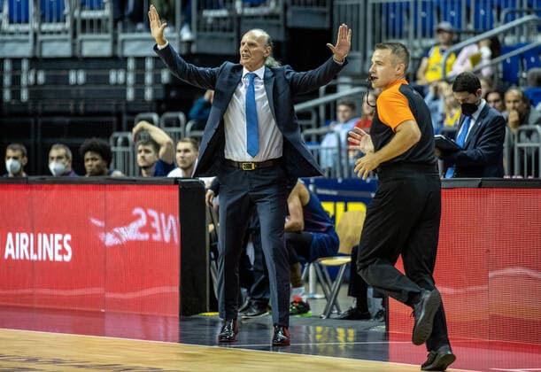 Basketball: EuroLeague, ALBA Berlin - Baskonia Vitoria-Gasteiz, 4. Spieltag, Mercedes-Benz Arena. Headcoach Dusko Ivanovic von Saski Baskonia ruft seinem Team etwas zu. ALBA Berlin - Saski Baskonia