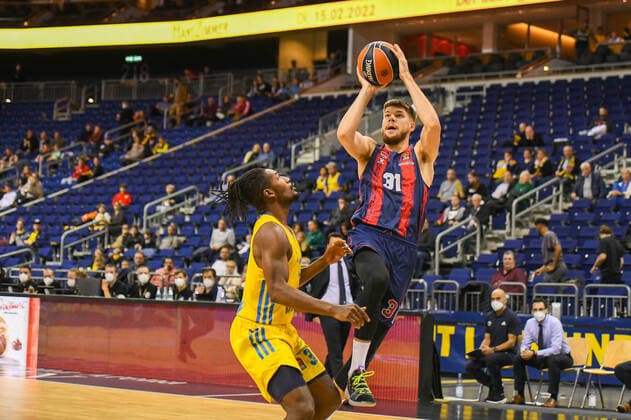14.10.2021, xlakx, Basketball EuroLeague, Alba Berlin - BASKONIA VITORIA emspor, v.l. Jaleen Smith (Alba Berlin No.3),Rokas Giedraitis (Baskonia Vitoria Gasteiz No.31) Berlin