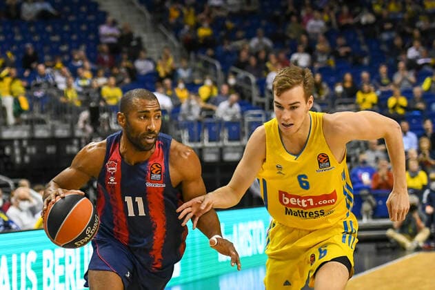 14.10.2021, xlakx, Basketball EuroLeague, Alba Berlin - BASKONIA VITORIA emspor, v.l.Jayson Granger (Baskonia Vitoria Gasteiz No.11),Malte Delow (Alba Berlin No.6) Berlin