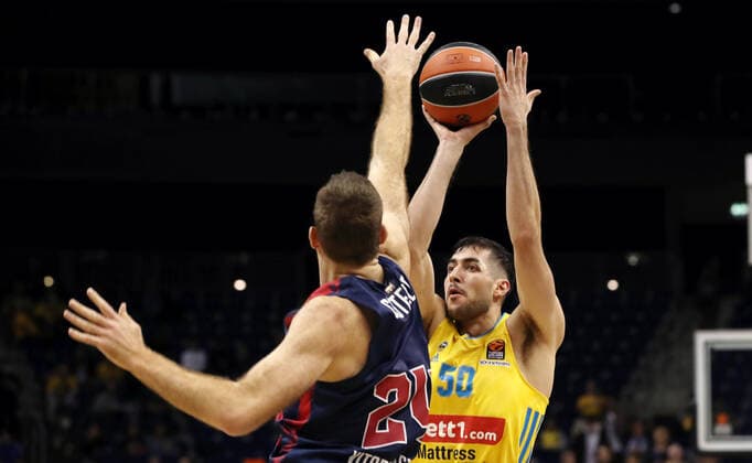 Matthew Costello, Yovel Zoosman Aktion Spielszene Zweikampf Basketball EuroLeague Herren Saison 2021 2022 14.10.2021 ALBA Berlin vs. Baskonia Vitoria Gasteiz