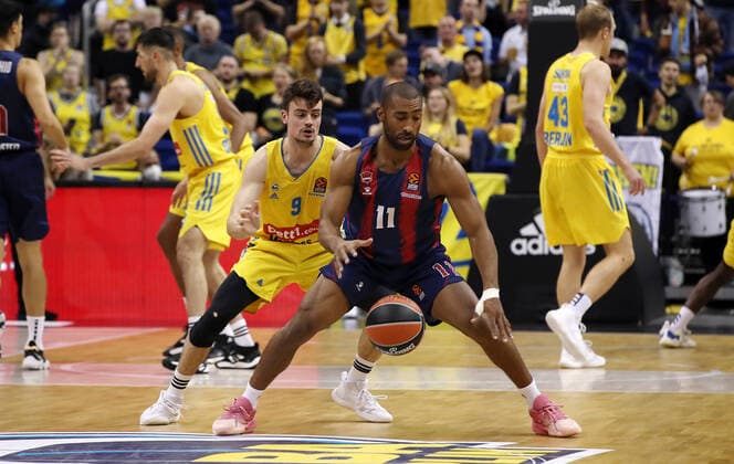 Jonas Mattissek, Jayson Granger Aktion Spielszene Zweikampf Basketball EuroLeague Herren Saison 2021 2022 14.10.2021 ALBA Berlin vs. Baskonia Vitoria Gasteiz