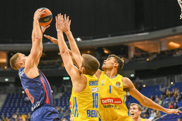 14.10.2021, xlakx, Basketball EuroLeague, Alba Berlin - BASKONIA VITORIA emspor, v.l. Tadas Sedekerskis (Baskonia Vitoria Gasteiz No.8),Tim Schneider (Alba Berlin No.10),Da Silva(Alba Berlin 1) Berlin