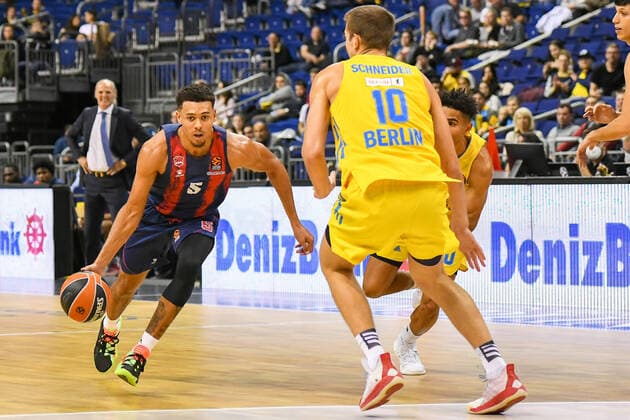 14.10.2021, xlakx, Basketball EuroLeague, Alba Berlin - BASKONIA VITORIA emspor, v.l.Wade Baldwin IV (Baskonia Vitoria Gasteiz No.5),Tim Schneider (Alba Berlin No.10) Berlin