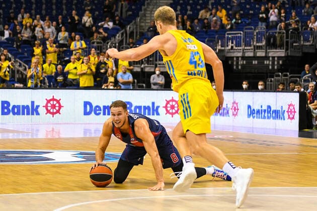 14.10.2021, xlakx, Basketball EuroLeague, Alba Berlin - Baskonia Vitoria Gasteiz emspor, v.l.Tadas Sedekerskis (Baskonia Vitoria Gasteiz No.8),Luke Sikma (Alba Berlin No.43) Berlin