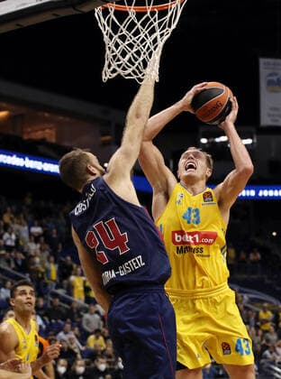 Matthew Costello, Luke Sikma Aktion Spielszene Zweikampf Basketball EuroLeague Herren Saison 2021 2022 14.10.2021 ALBA Berlin vs. Baskonia Vitoria Gasteiz