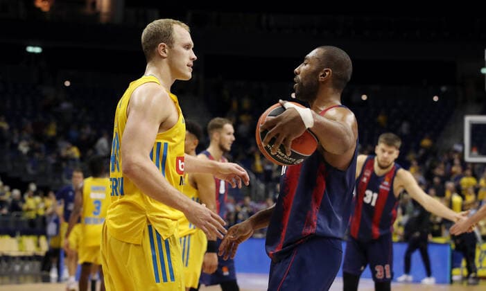 Luke Sikma gratuliert nach Spielende Jayson Granger Basketball EuroLeague Herren Saison 2021 2022 14.10.2021 ALBA Berlin vs. Baskonia Vitoria Gasteiz