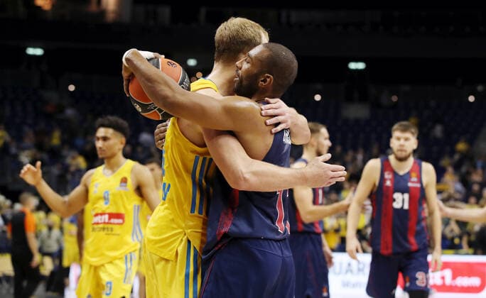 Luke Sikma gratuliert nach Spielende Jayson Granger Basketball EuroLeague Herren Saison 2021 2022 14.10.2021 ALBA Berlin vs. Baskonia Vitoria Gasteiz