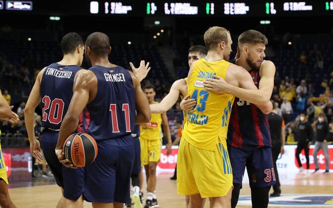 Luke Sikma gratuliert nach Spielende Jayson Granger, Simone Fontecchio, Rokas Giedraitis Basketball EuroLeague Herren Saison 2021 2022 14.10.2021 ALBA Berlin vs. Baskonia Vitoria Gasteiz