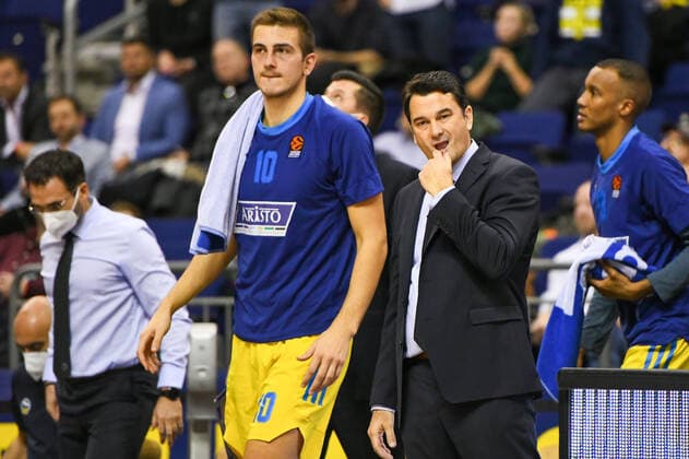14.10.2021, xlakx, Basketball EuroLeague, Alba Berlin - Baskonia Vitoria Gasteiz emspor, v.l. Thomas Paech (Alba Berlin Co.Trainer),Tim Schneider (Alba Berlin No.10),Israel Gonzalez (Alba Berlin Trainer) Berlin