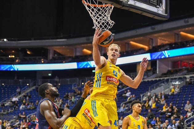 14.10.2021, xlakx, Basketball EuroLeague, Alba Berlin - Baskonia Vitoria Gasteiz emspor, v.l. Landry Nnoko (Baskonia Vitoria Gasteiz No.35),Luke Sikma (Alba Berlin No.43) Berlin