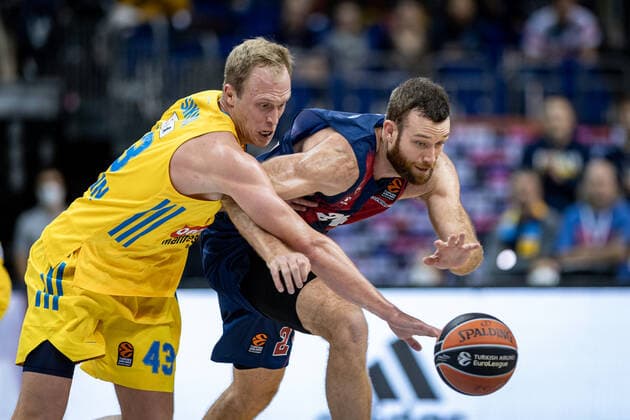 Basketball Berlin 14.10.2021 Saison 2021 2022 EuroLeague Regular Season Alba Berlin - Baskiona Vitoria-Gasteiz Luke Sikma (Alba Berlin, No.43) Matthew Costello (Baskonia, No.24)