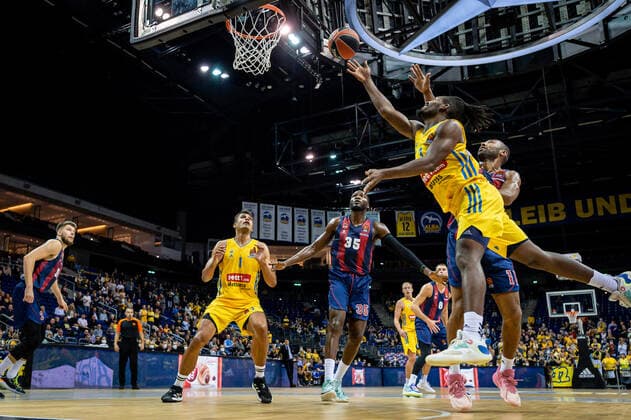 Basketball Berlin 14.10.2021 Saison 2021 2022 EuroLeague Regular Season Alba Berlin - Baskiona Vitoria-Gasteiz Jaleen Smith (Alba Berlin, No.03) Jayson Granger (Baskonia, No.11)
