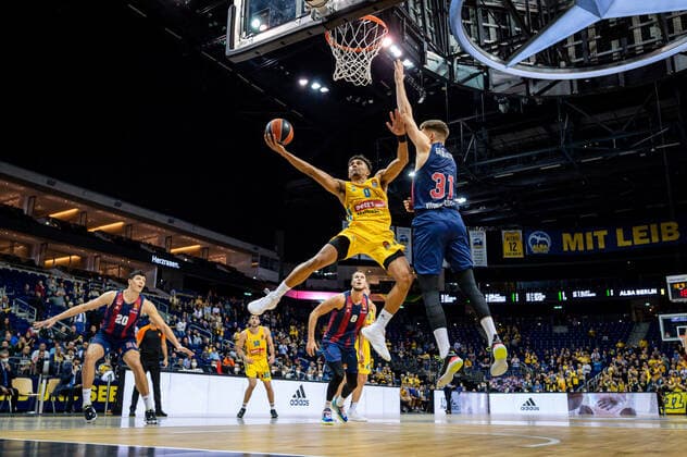 Basketball Berlin 14.10.2021 Saison 2021 2022 EuroLeague Regular Season Alba Berlin - Baskiona Vitoria-Gasteiz Maodo Lo (Alba Berlin, No.00) Rokas Giedraitis (Baskonia, No.31)