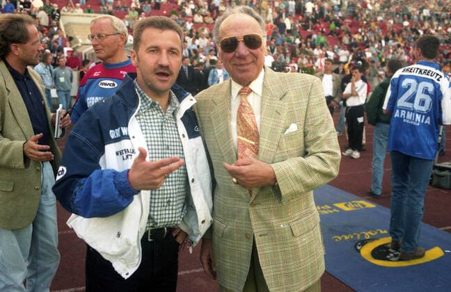 31.05.97 VfB Stuttgart - Arminia Bielefeld Deutschland, Stuttgart, 31.05.1997, Fussball, Bundesliga, VfB Stuttgart - Arminia Bielefeld (4:2): v.l. Fritz Walter (Arminia Bielefeld), Hubert H. Schaefer (VfB Stuttgart). *** 31 05 97 VfB Stuttgart Arminia Bielefeld Germany, Stuttgart, 31 05 1997, Football, Bundesliga, VfB Stuttgart Arminia Bielefeld 4 2 v l Fritz Walter Arminia Bielefeld , Hubert H Schaefer VfB Stuttgart