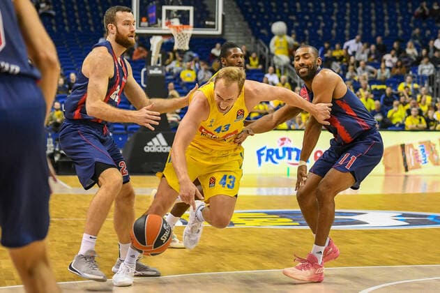 14.10.2021, xlakx, Basketball EuroLeague, Alba Berlin - Baskonia Vitoria Gasteiz emspor, v.l.Matt Costello (Baskonia Vitoria Gasteiz No.24),Luke Sikma (Alba Berlin No.43),Jayson Granger (Baskonia Vitoria Gasteiz No.11) Berlin