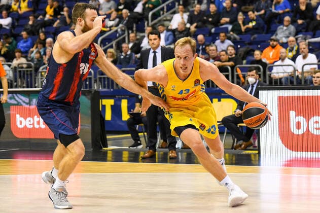 14.10.2021, xlakx, Basketball EuroLeague, Alba Berlin - Baskonia Vitoria Gasteiz emspor, v.l.Matt Costello (Baskonia Vitoria Gasteiz No.24),Luke Sikma (Alba Berlin No.43) Berlin
