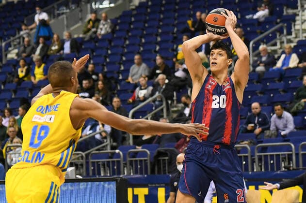 14.10.2021, xlakx, Basketball EuroLeague, Alba Berlin - Baskonia Vitoria Gasteiz emspor, v.l.Louis Olinde (Alba Berlin No.19),Simone Fontecchio (Baskonia Vitoria Gasteiz No.20) Berlin