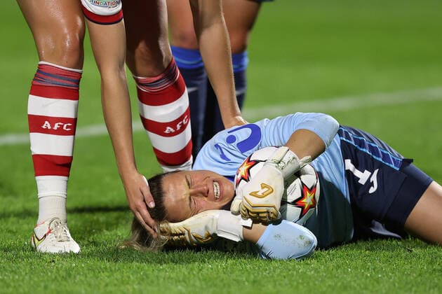 Sport Themen der Woche KW41 Sport Bilder des Tages Arsenal v Hoffenheim Women 14 October 2021, Boreham Wood - UEFA Women™s Champion™s League Football - Arsenal v Hoffenheim Women - Lotte Wubben-Moy fo Arsenal checks on Hoffenheim goalkeeper Manuela Zinsberger after they collide - Photo: Charlotte Wilson Offside. Boreham Wood UK *** Arsenal gegen Hoffenheim Frauen 14. Oktober 2021, Boreham Wood UEFA Women™s Champion™s League Fußball Arsenal gegen Hoffenheim Frauen Lotte Wubben Moy von Arsenal prüft Hoffenheims Torhüterin Manuela Zinsberger nach einem Zusammenprall Foto Charlotte Wilson Abseits Boreham Wood UK  Copyright: xCharlottexWilsonx xOffsidexOffside