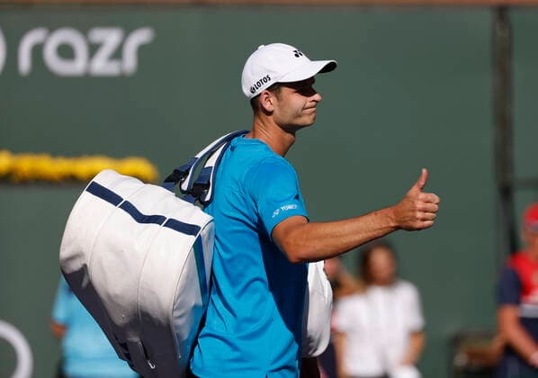 October 14, 2021 Hubert Hurkacz of Poland acknowledges the crowsd after losing to Grigor Dimitrov of Bulgaria during their quarterfinal match of the 2021 BNP Paribas Open at Indian Wells Tennis Garden in Indian Wells, California. Mandatory Photo Credit : CSM Indian Wells United States of America - ZUMAc04_ 20211014_zaf_c04_021 Copyright: xCharlesxBausx