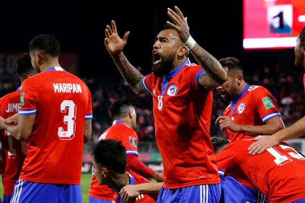 Sport Themen der Woche KW41 Sport Bilder des Tages Futbol, Chile vs Venezuela. Clasificatorias al mundial de Catar 2022. El jugador de Chile Arturo Vidal, centro, es fotografiado contra Venezuela durante el partido por las clasificatorias al Mundial de Catar 2022 realizado en el Estadio San Carlos de Apoquindo Santiago, Chile. 14 10 2021 Andres Pina Photosport Football, Chile vs Venezuela. 2022 World cup Qatar qulifying match. Chile s player Arturo Vidal, center, is pictured against Venezuela during the 2022 Qatar World Cup qualifier football match at San Carlos de Apoquindo stadium Santiago, Chile. 10 14 2021 Andres Pina Photosport Chile vs Venezuela, eliminatorias a Catar 2022