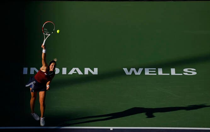 October 14, 2021 Anett Kontaveit of Estonia serves against Ons Jabeur of Tunisia during their quarterfinal match of the 2021 BNP Paribas Open at Indian Wells Tennis Garden in Indian Wells, California. Mandatory Photo Credit : CSM Indian Wells United States of America - ZUMAc04_ 20211014_zaf_c04_041 Copyright: xCharlesxBausx
