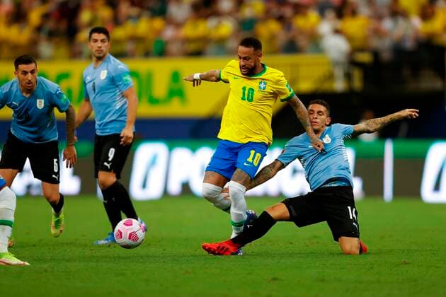 Sport Themen der Woche KW41 Sport Bilder des Tages Brazil s Neymar Jr in action against Uruguay s Lucas Torreira (R), during a match amid the South American qualifiers for the Qatar 2022 World Cup at Arena da Amazonia Stadium in Manaus, Brazil, 14 October 2021. Brazil vs. Uruguay !ACHTUNG: NUR REDAKTIONELLE NUTZUNG!  Copyright: xFERNANDOxBIZERRAx AMDEP1443 20211015-5f8e46b3a59cfc4c7c535bff735381f8ca18ed95