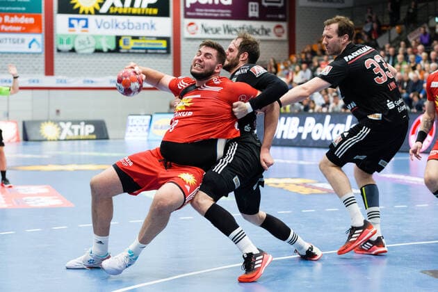 Sport Themen der Woche KW41 Sport Bilder des Tages v.l. Leos Petrovsky (TuS N-Luebbecke 48), Nico Buedel (HC Erlangen 20), Nikolai Link (HC Erlangen 33) GER, Handball, 1. Bundesliga, TuS N-Luebbecke gegen HC Erlangen, 14.10.2021 Luebbecke *** v l Leos Petrovsky TuS N Luebbecke 48 , Nico Buedel HC Erlangen 20 , Nikolai Link HC Erlangen 33 GER, Handball, 1 Bundesliga, TuS N Luebbecke vs HC Erlangen, 14 10 2021 Luebbecke Copyright: xEibner-Pressefotox xJanxStrohdiekx EP_JSK