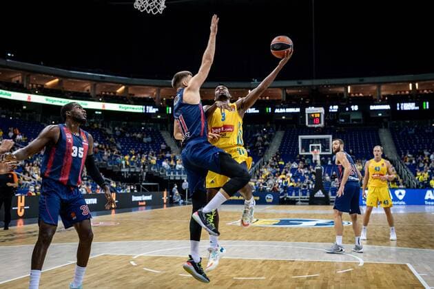 Basketball Berlin 14.10.2021 Saison 2021 2022 EuroLeague Regular Season Alba Berlin - Baskiona Vitoria-Gasteiz Jaleen Smith (Alba Berlin, No.03) Rokas Giedraitis (Baskonia, No.31)