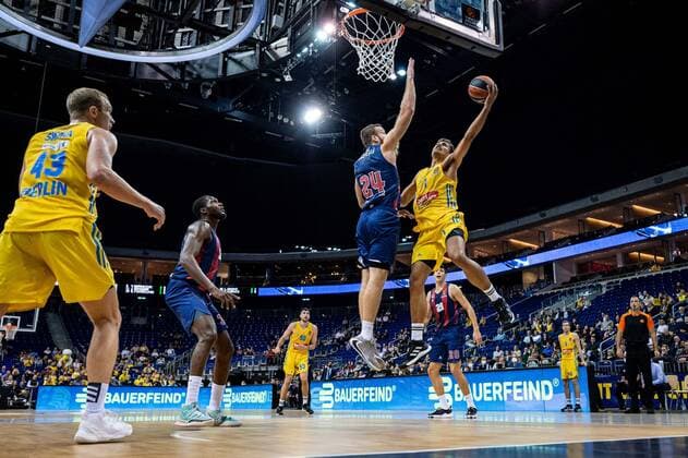 Basketball Berlin 14.10.2021 Saison 2021 2022 EuroLeague Regular Season Alba Berlin - Baskiona Vitoria-Gasteiz Oscar Da Silva (Alba Berlin, No.01) Matthew Costello (Baskonia, No.24)