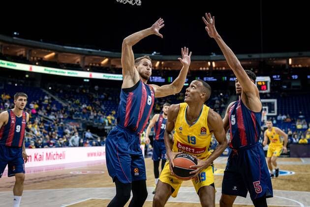 Basketball Berlin 14.10.2021 Saison 2021 2022 EuroLeague Regular Season Alba Berlin - Baskiona Vitoria-Gasteiz Louis Olinde (Alba Berlin, No.19) Tadas Sedekerskis (Baskonia, No.08) Wade Baldwin (Baskonia, No.05)