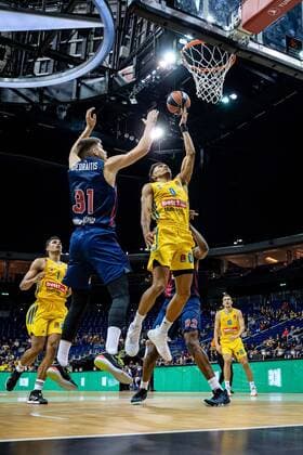 Basketball Berlin 14.10.2021 Saison 2021 2022 EuroLeague Regular Season Alba Berlin - Baskiona Vitoria-Gasteiz Maodo Lo (Alba Berlin, No.00) Rokas Giedraitis (Baskonia, No.31)
