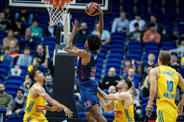 Basketball Berlin 14.10.2021 Saison 2021 2022 EuroLeague Regular Season Alba Berlin - Baskiona Vitoria-Gasteiz Steven Enoch (Baskonia, No.23) Oscar Da Silva (Alba Berlin, No.01) li. Javel Zoosman (Alba Berlin, No.50)